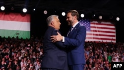 Vicepreședintele SUA, JD Vance și prim-ministrul Ungariei, Viktor Orbán, pe scenă la mitingul „Ziua Prieteniei”, pe 7 aprilie 2026, la Budapesta, în plină campanie electorală.