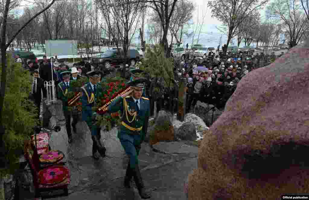 2002-жылы 17-мартта ошол кездеги эл өкүлү Азимбек Бекназаровдун камалышына жана Үзөңгү-Кууштун Кытайга берилишине каршы болгон эл район борбору Кербенге жөө жүрүшкө чыгышкан. Боспиек айылына кире бериште тартип коргоо органдары аларды токтотуп, атылган октон беш киши каза болгон. 18-мартта Кербенде дагы бир бала атылып, жалпысынан кандуу окуяда алты адам окко учкан. Мындан тышкары ондогон адамдар октон жараат алып, уруп-сабалган.