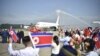 Cetățeni nord-coreeni participă la o ceremonie de întâmpinare a avionului companiei aeriene ruse Nordwind Airlines la Aeroportul Internațional din Phenian. 28 iulie 2025.