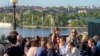 Teraszon ücsörgő fiatalok Stockholmban 2023. május 30-án: senki nem dohányzik