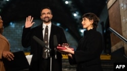 زوهران ممداني د ښاروال په توګه د دندې سوګند اخلي 