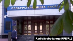 На початку грудня 2016 року уродженка Миколаївської області більш ніж на тиждень залишила у київській квартирі без нагляду однорічного сина та 2-річну доньку. Хлопчик помер