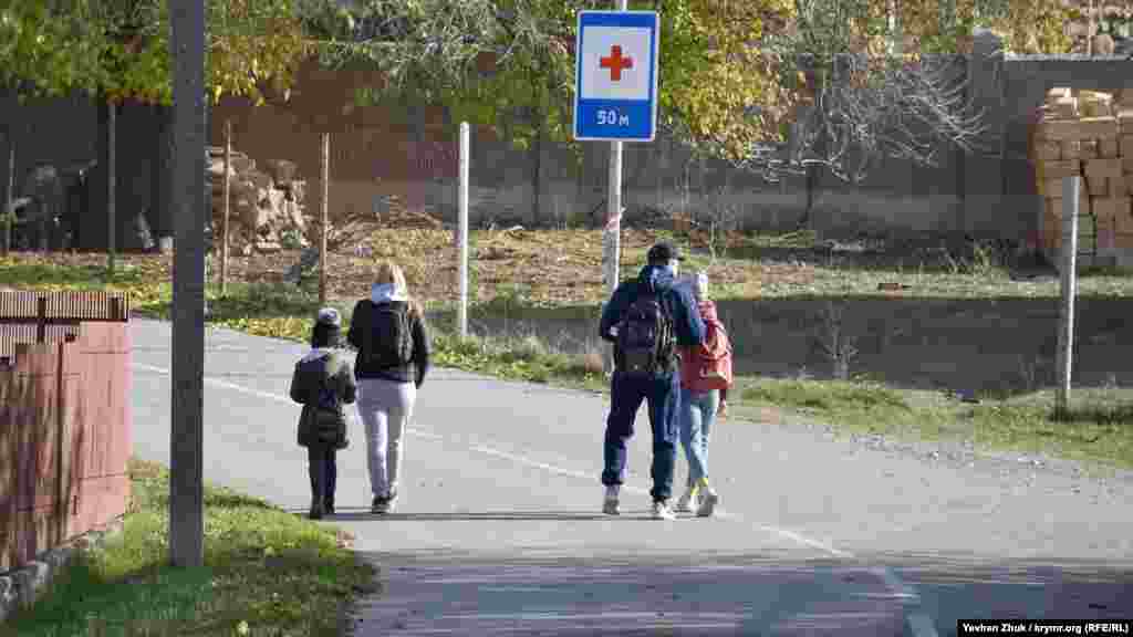 Более старшие школьники учатся в соседней Терновке, куда их возит школьный автобус