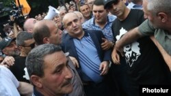 Armenia - Samvel Babayan, a retired army general, is greeted by supporters in Yerevan after being released from prison, 15 June 2018.