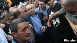 Armenia - Samvel Babayan, a retired army general, is greeted by supporters in Yerevan after being released from prison, 15 June 2018.