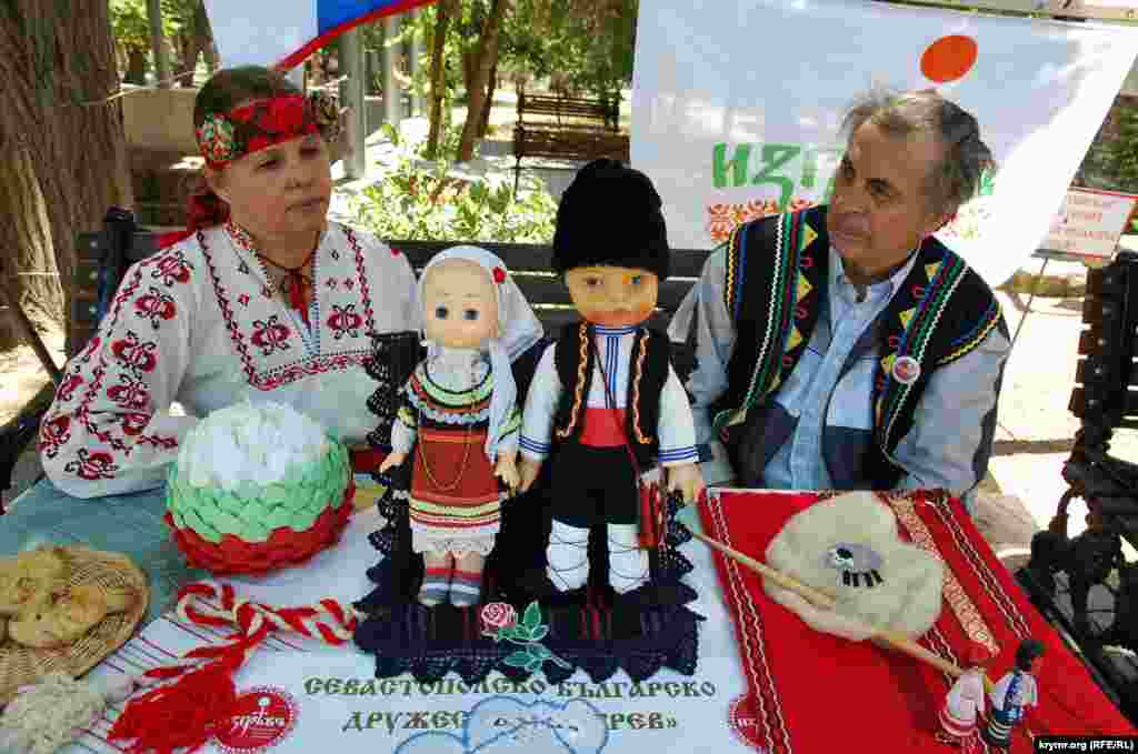 Болгарское национально-культурное общество Севастополя &laquo;Изгрев&raquo; представило на фестивале славянской культуры куклы в национальных болгарских костюмах