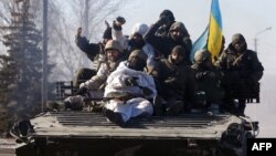 Українські військові залишають Дебальцеве, 18 лютого 2015 року