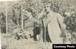 Владимир Луговской (справа) и Константин Симонов. Крым 1940.