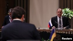 Ministrul rus de externe Serghei Lavrov (dreapta) și ministrul ucrainean de externe Dmitro Kuleba (cu spatele), la reuniunea tripartită a miniștrilor de externe Rusia-Turcia-Ucraina din Antalya.