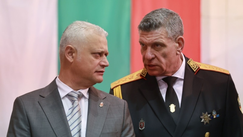 Три минути: Дечев и Кандев не спират с акциите. Василев и Радев се обиждат. А  Малинов стои в 