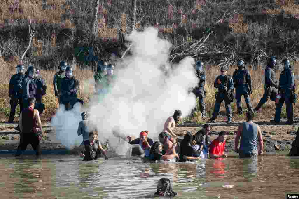 اعتراض به پروژه ساخت خط لوله داکوتا در آمریکا. گروه مهندسی ارتش آمریکا اخیرا اعلام کرد پروژه ساخت خط لوله داکوتا که قرار بود در بستر رودخانه میزوری انجام شود، به حالت تعلیق در آمده است. بنا بر گزارش&zwnj;ها این گروه قرار است در این زمینه بررسی&zwnj;های بیشتری انجام دهد و درباره مسیرهای جایگزین تحقیق کند. این تصمیم پس از آن اعلام شد که صدها نفر که بخش مهمی از آنها را بومیان آمریکایی در این منطقه تشکیل می دهد، به دلیل نگرانی از آلودگی آب و همچنین تخریب اماکن مقدس بومیان، ماه&zwnj;هاست به این پروژه اعتراض می&zwnj;کنند. 