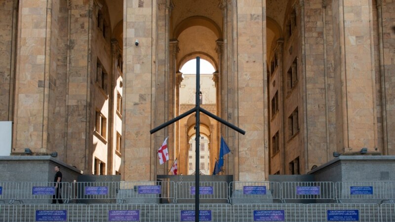 Ультранационалисты обещают защитить крест у парламента Грузии