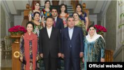 Tajik President Emomali Rahmon (2nd right) and members of his family pose at a banquet for Chinese leader Xi Jinpeng (2nd left) and his wife in Dushanbe in 2014.