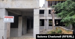 ფოტოზე მე-10 სკოლის მშენებარე სკოლაა ასახული. ორი სართული ბლოკითაა ამოყვანილი, მიდის მესამე სართულის მშენებლობა.