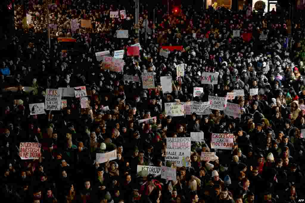 Okupljeni su nosili transparente &quot;Naši zahtevi nisu ispunjeni&quot;, &quot;Mi plaćamo, ali nismo plaćeni&quot;, &quot;RTS, vaše pravo da ne znate ništa&quot;, &quot;Studenti su ustali&quot;, &quot;Blok&quot;.