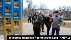 Учасники акції вшанували загиблих хвилиною мовчання, а також поклали квіти до пам’ятника захисникам України та пам’ятних знаків з портретами загиблих на Донбасі запорізьких бійців