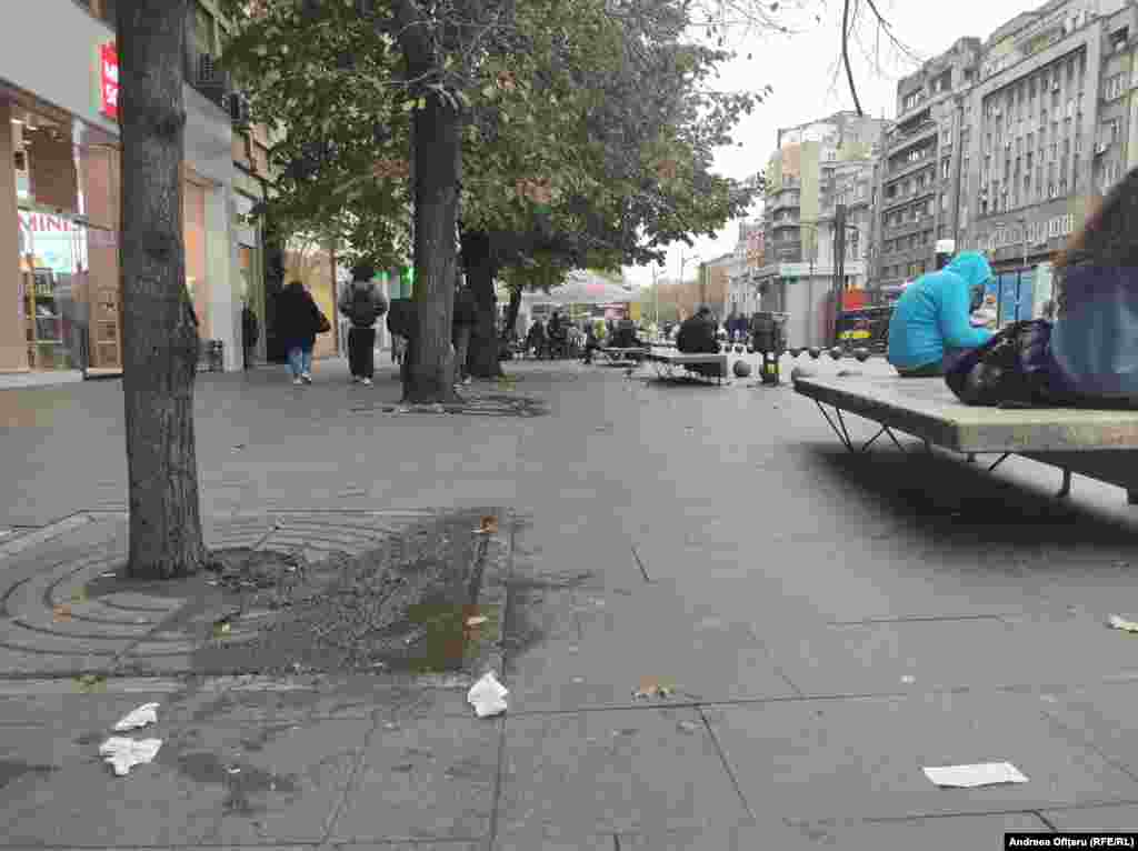 Piața Română, spațiul dintre cele două intrări de la stația de metrou. 