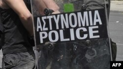 Policia greke gjatë arrestimit të një personi