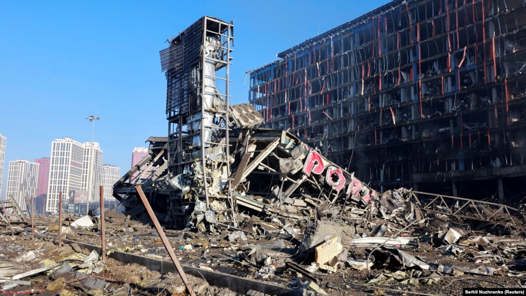 Rusia spune că mall-ul din Kiev pe care l-au distrus forțele sale aeriene în 21 martie ar fi adăpostit muniție. Cel puțin opt oameni au murit în ceea cea presa internațională descrie drept unul dintre cele mai distructive atacuri de până acum asupra Kievului.