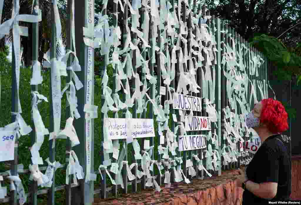 A paraguayi Asuncionban az egészségügyi minisztérium kerítésére kerültek fel fehér szalagok az áldozatok neveivel.&nbsp;