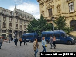 Mașini ale Jandarmeriei, în apropierea secțiilor de votare din centrul vechi al Bucureștiului.