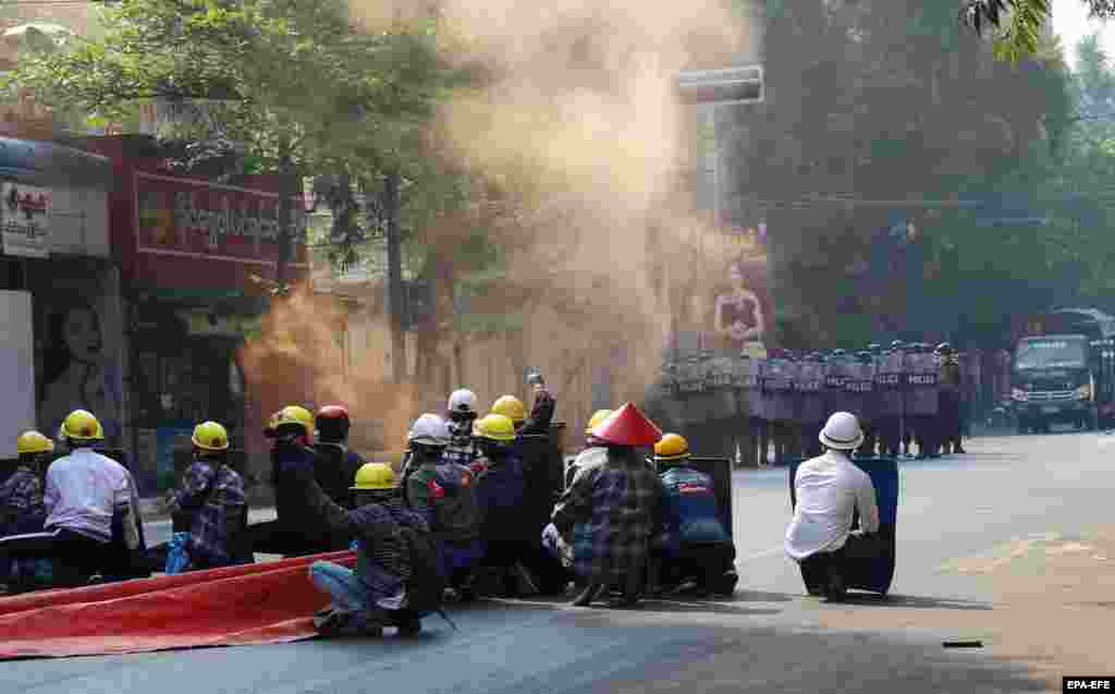 Протестувальники обороняються від силовиків у Мандалаї, 3 березня