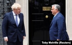 Boris Johnson brit miniszterelnök a londoni kormányfői rezidencia előtt fogadja Orbán Viktor magyar kormányfőt 2010. május 28-án