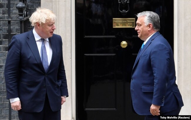 Boris Johnson brit miniszterelnök a londoni kormányfői rezidencia előtt fogadja Orbán Viktor magyar kormányfőt 2010. május 28-án