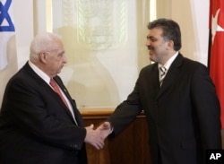 دیدار آریل شارون، نخست‌وزیر وقت اسرائیل (چپ)، با عبدالله گل، وزیر خارجه وقت ترکیه، در اورشلیم در ژانویه ۲۰۰۵
