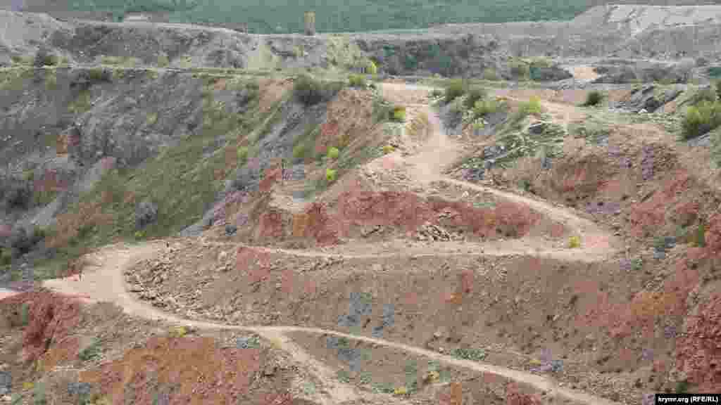 В Кадыковском карьере проводились мотосоревнования Hard Enduro the Crimea, специально для гонки была подготовлена трасса протяженностью 9 км, сочетающая в себе песчаное-каменистые рельефы высокой сложности