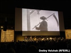 На главной площади Болоньи показывают фильм Дрейера "Вампир" (1932) в сопровождении симфонического оркестра
