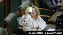 Senatoarea Diana Șoșoacă, în plenul Senatului, fără mască în timpul unui live făcut pe Facebook