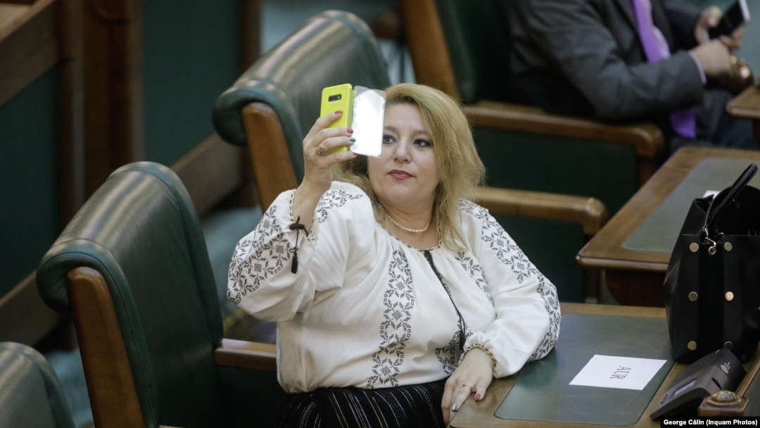 Fosta senatoare AUR Diana Șoșoacă a provocat modificarea regulamentului intern din Parlamentului României, în urma scandalului din 26 iunie 2023. Imagine de arhivă.
