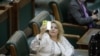România - Senatorul AUR, Diana Șoșoacă, în prima sa zi în parlament, fără mască de protecție, în timpul unui live transmis pe Facebook