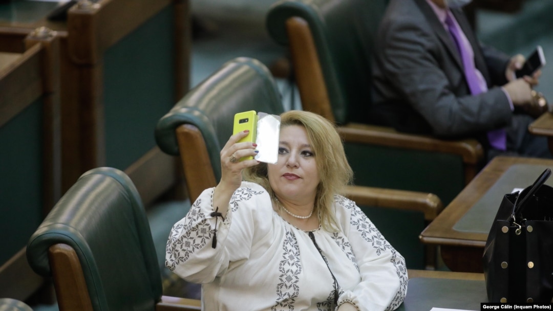 Diana Șoșoacă, în prima zi la Parlament. 
