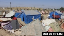 Tens of thousands of Kunduz residents have been uprooted by the fighting, with hundreds seeking shelter in a field on the outskirts of Kunduz city. Some families have to sleep out in the open without a tent.
