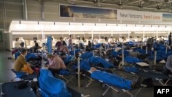 مسافران در فرودگاه شیپول در نزدیکی شهر آمستردام.