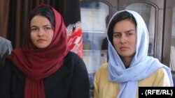  نازیمه خیرزاد و تمنا جهان دو کوهنورد زن که برای نخستین بار بلندترین قله سلسله کوه های بابا را فتح کردند.