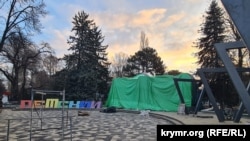 Вход в реконструируемый Детский парк Симферополя. 19 декабря 2025 года