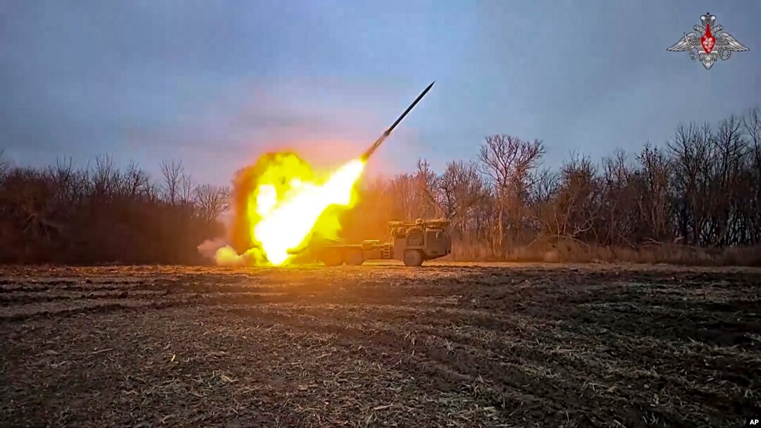 Un lansator rus de rachete atacă poziții ucrainene din Kursk. Fotografie de arhivă .
