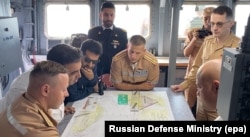 Российские и иранские военные моряки на борту российского корвета "Стойкий", прибывшего в иранский порт Бендер-Аббас, февраль 2026 года