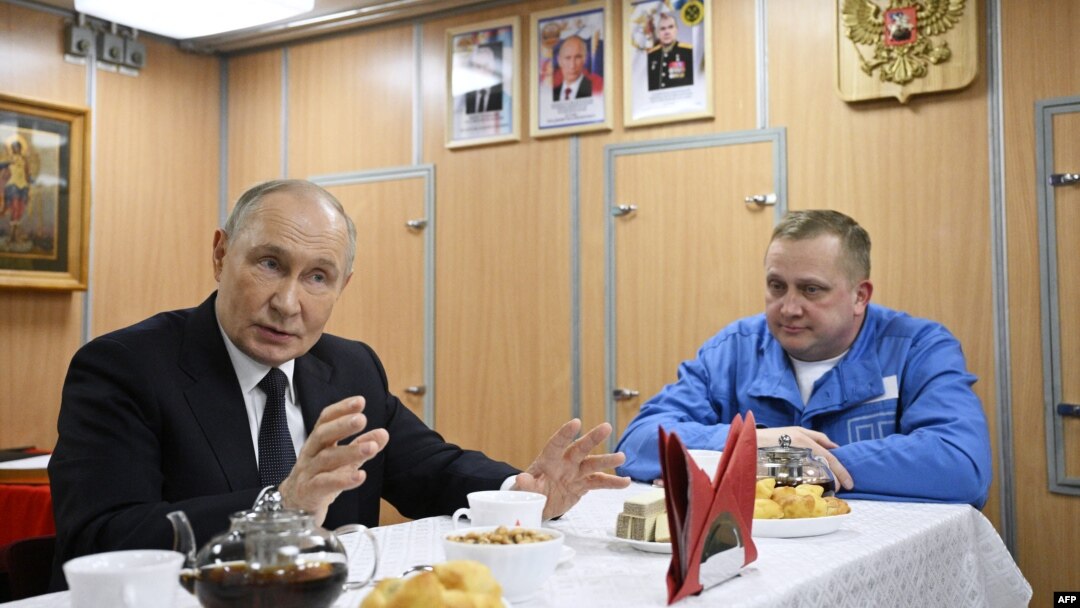 Владимир Путин во время визита на томную подводную лодку "Архангельск" на базе ВМФ России в Мурманске. 27 марта 2025 года