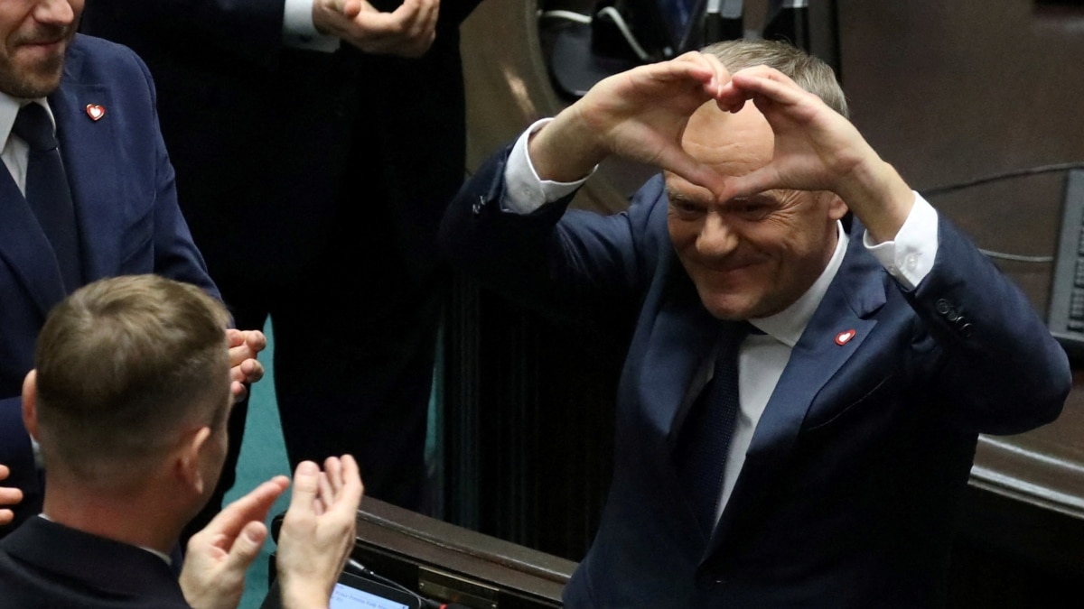 В Полша настъпва пълна политическа промяна. След 8-годишно управление на