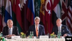 Сергей Лавров, Джон Керри и Стаффан де Мистура перед началом встречи Международной встречи по Сирии в Вене. 