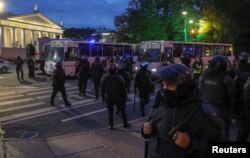 Dubele poliției pregătite să-i ridice pe protestatarii din Sankt Petersburg.