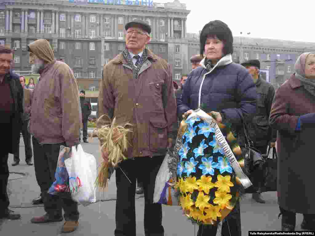 Ukraine -- Ukrainian citizens mourn Holodomor victims, Dnipropetrovsk, 23Nov2013