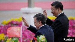 Главы Узбекистана и КНР Шавкат Мирзияев (слева) и Си Цзиньпин.
