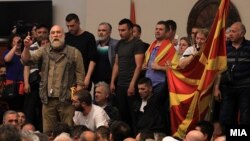 Актерот Владо Јовановски дел од иницијативата „За заедничка Македонија“ во Собранието, на 27 април 2017.