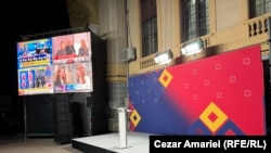 Cu două ore înainte de prezentarea primelor exit poll-uri de la alegerile prezidențiale, scena din curtea PSD era goală.