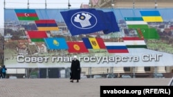 Arxiv fotosu: MDB ölkələrinin Belorusda keçirilən sammiti öncəsi vurulan plakat. Minsk, 23 oktyabr 2013